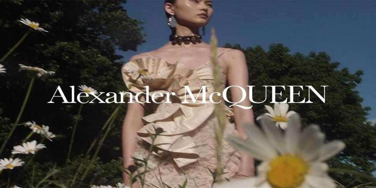 Alexander McQueen Outlet open to the public